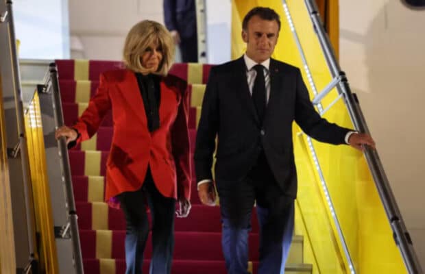 Emmanuel Macron giflé : ce que lui aurait dit Brigitte Macron en descendant de l'avion au Vietnam selon un expert