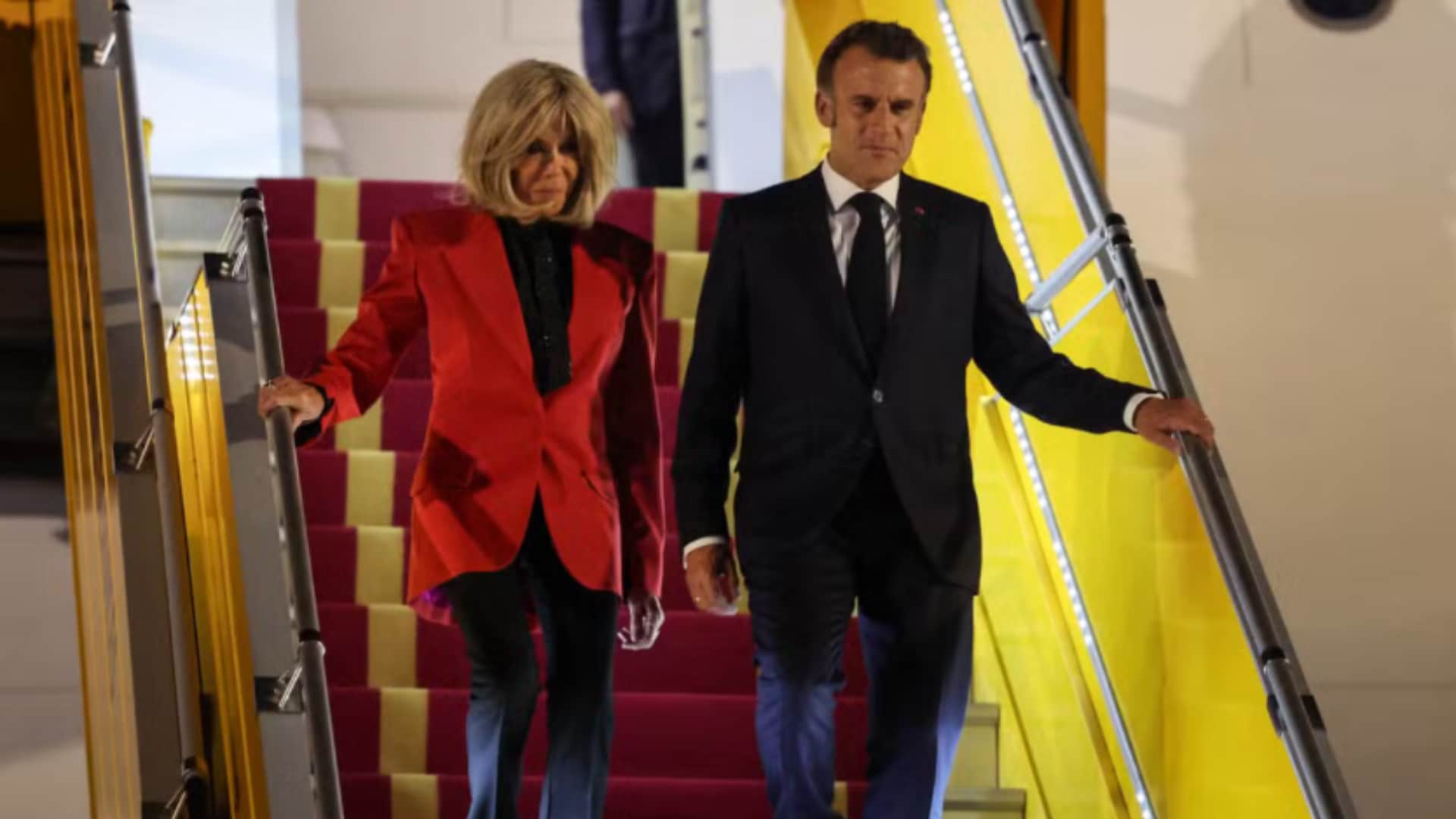 Emmanuel Macron giflé : ce que lui aurait dit Brigitte Macron en descendant de l'avion au Vietnam selon un expert