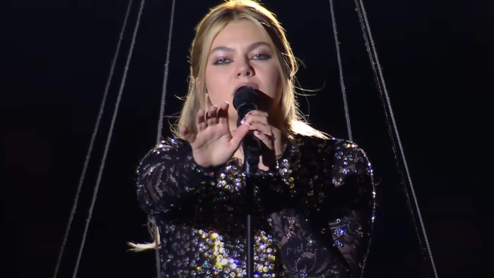 Eurovision 2025 : Louane chante Maman sur scène, les internautes sous le charme