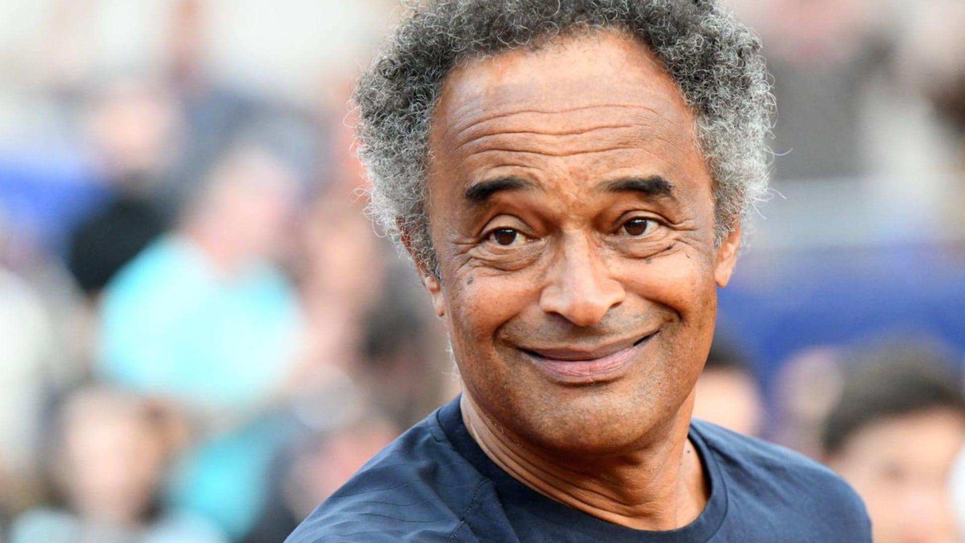 Yannick Noah tient sa petite Keelaani, 7 mois, toute endormie contre lui : un selfie craquant