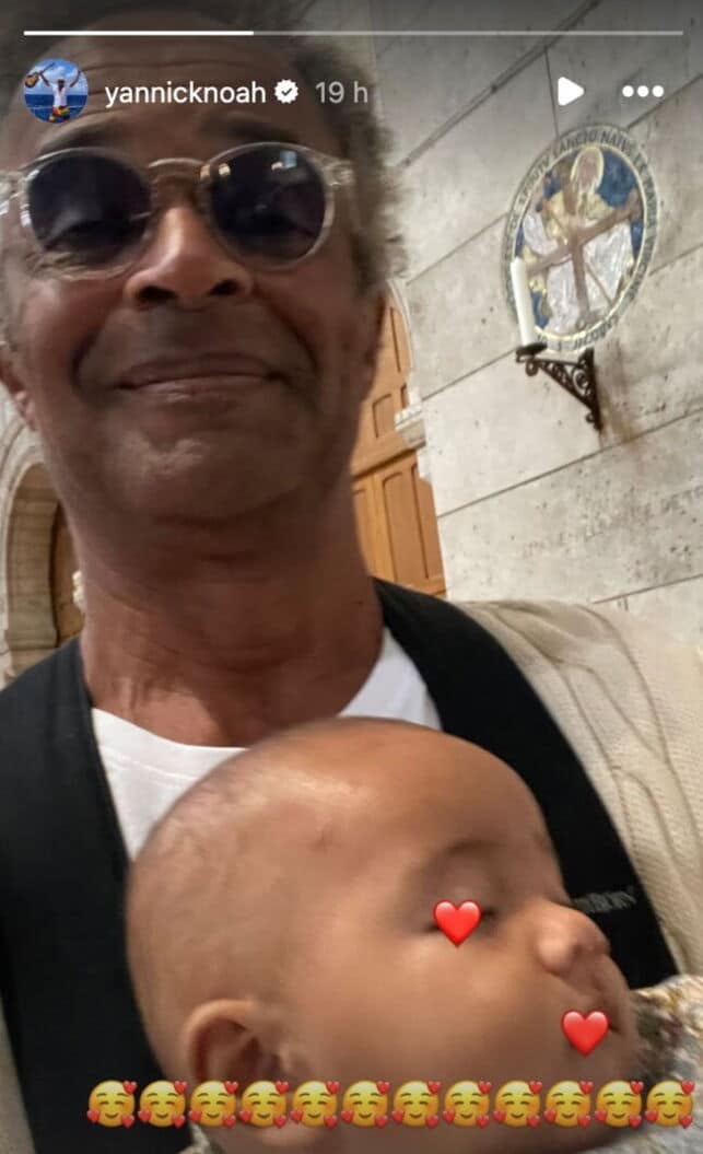 Yannick Noah tient sa petite Keelaani, 7 mois, toute endormie contre lui : un selfie craquant