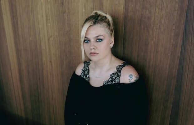 Louane : la chanteuse confie souffrir d’un trouble handicapant au quotidien