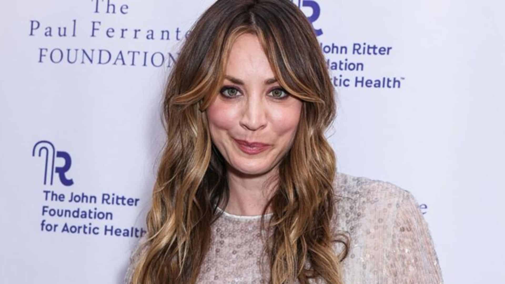 Kaley Cuoco : elle tourne sa nouvelle série à Paris, et ça promet un couple glamour