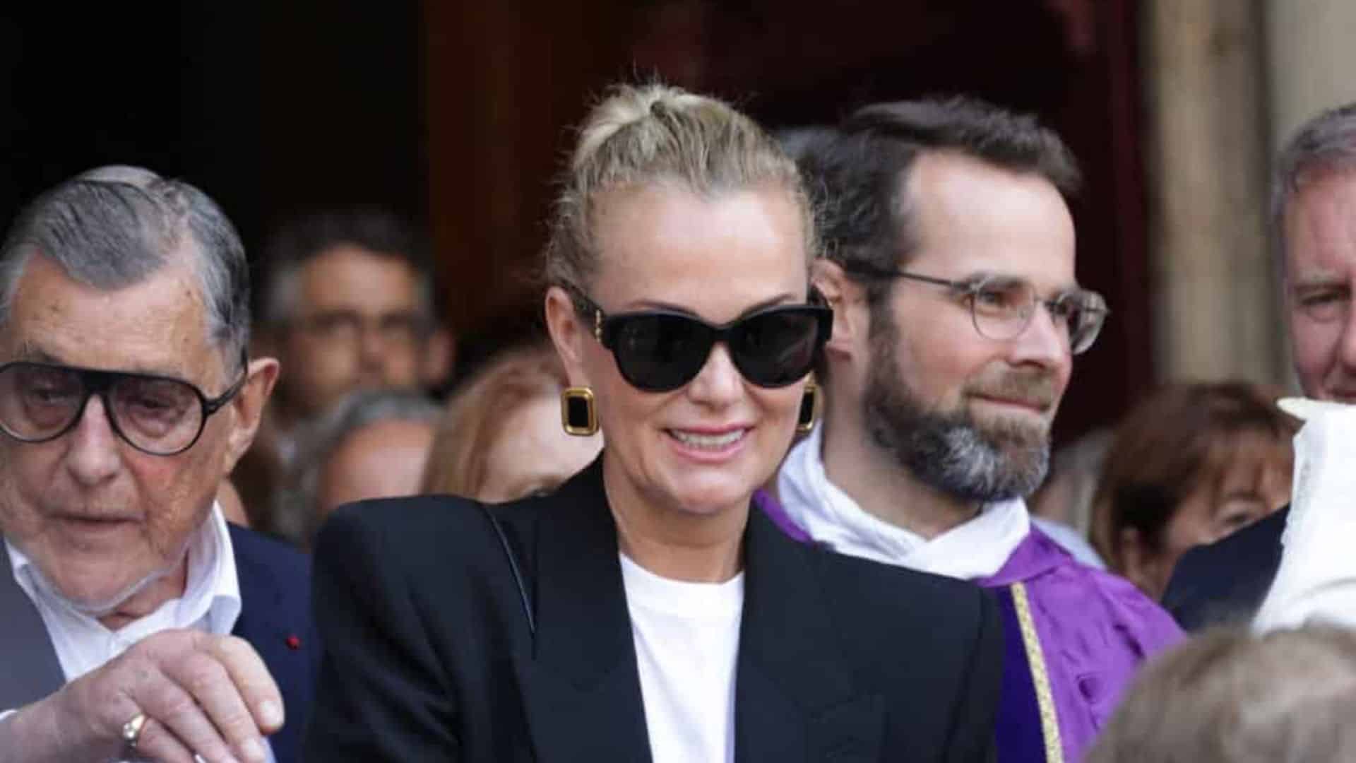 Laeticia Hallyday apporte une gerbe spéciale pour la cérémonie des obsèques de Phillipe Labro
