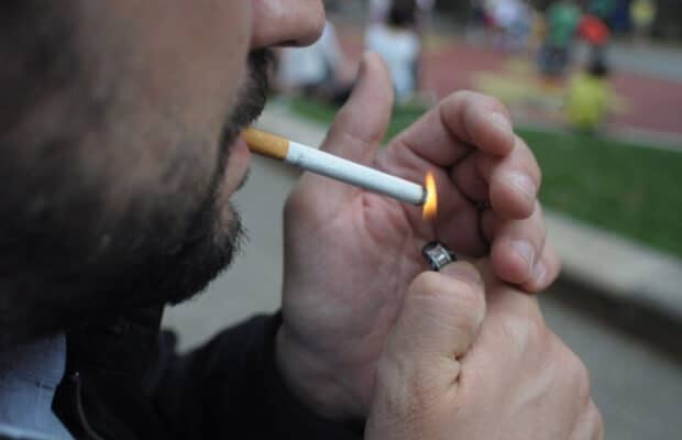 Tabac : à partir de ce dimanche, interdiction de fumer à la plage, au parc ou sous un abribus