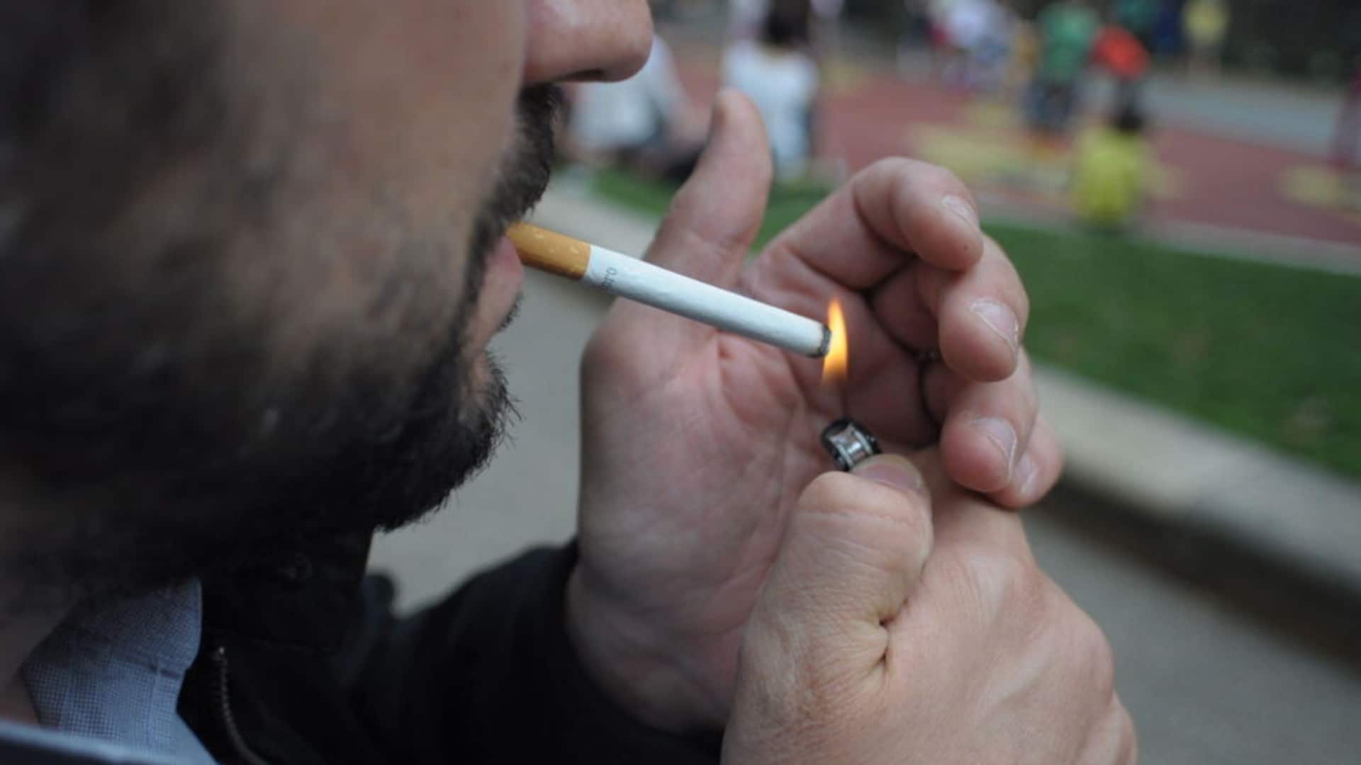 Tabac : à partir de ce dimanche, interdiction de fumer à la plage, au parc ou sous un abribus