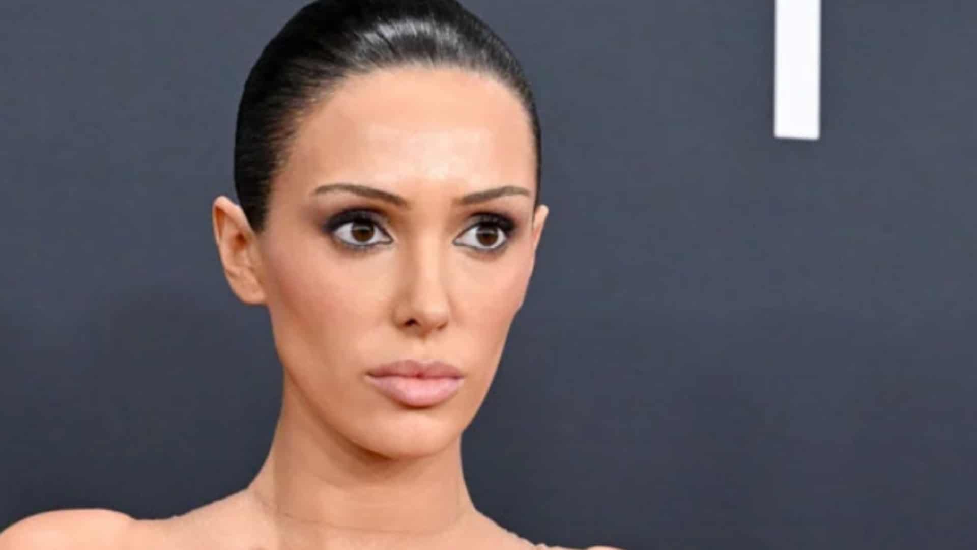 Bianca Censori : sa méthode lunaire pour échapper aux photographes