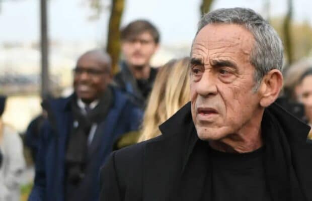 Thierry Ardisson : photographié en costume dans son cercueil