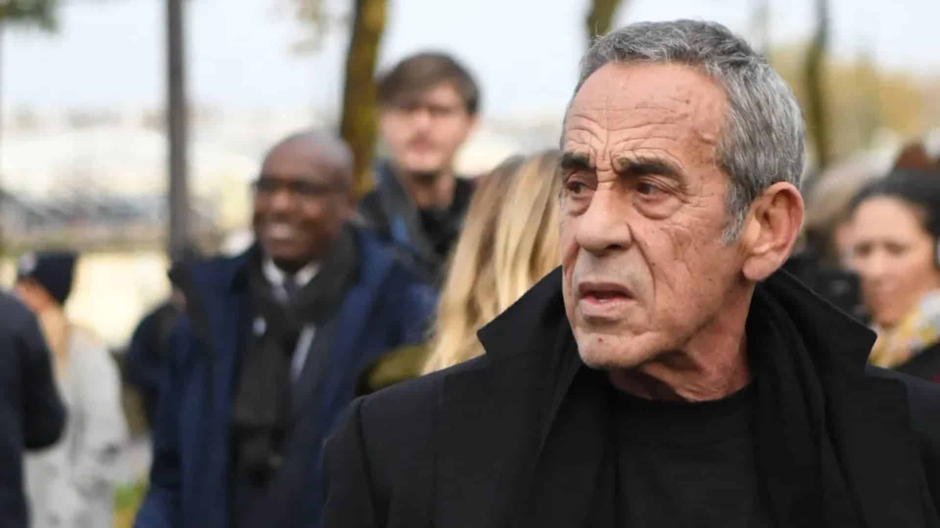 Thierry Ardisson : photographié en costume dans son cercueil