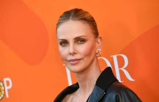"C’était vraiment incroyable", raconte Charlize Theron sur son aventure d’un soir avec un homme de 26 ans