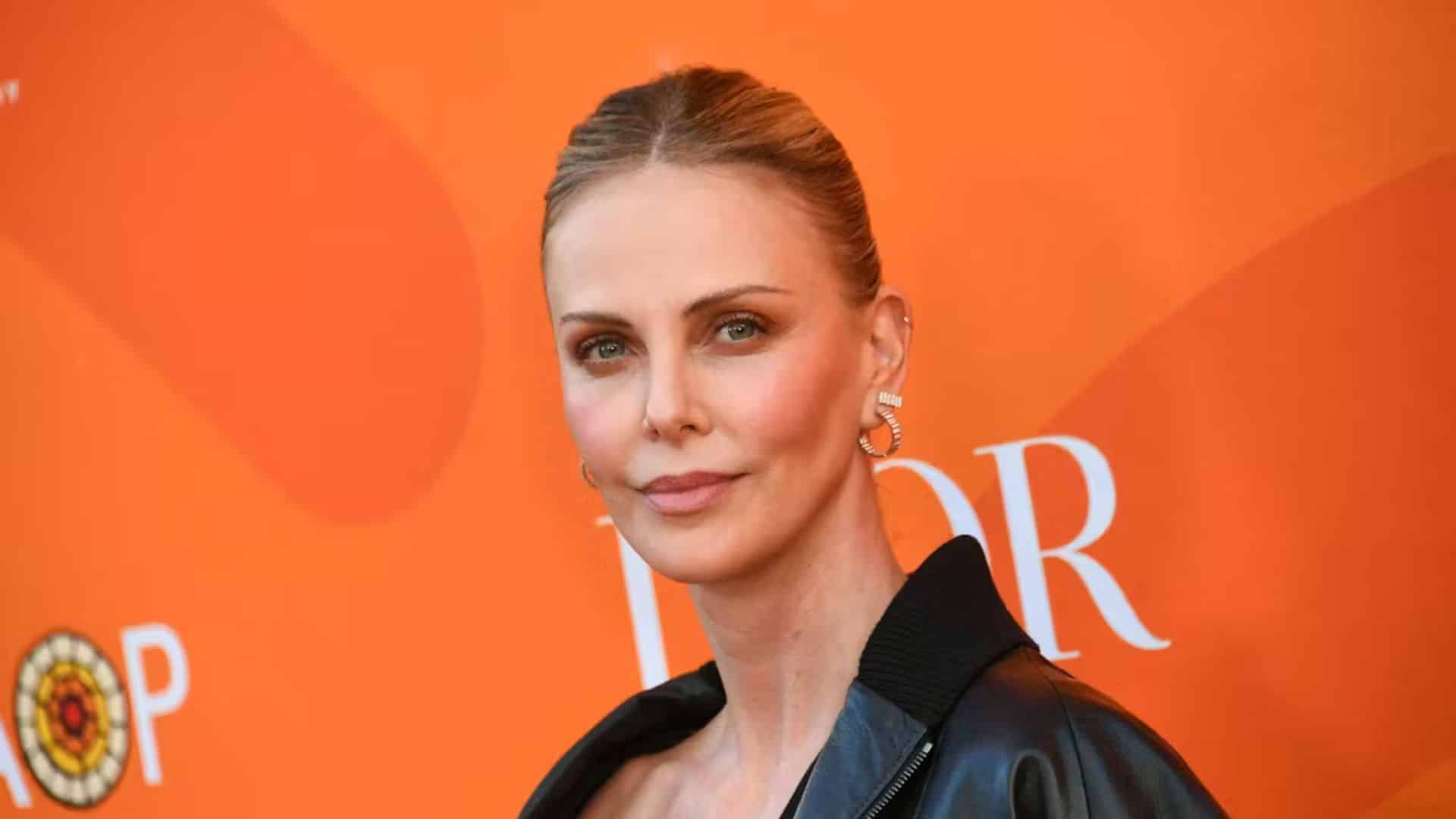 "C’était vraiment incroyable", raconte Charlize Theron sur son aventure d’un soir avec un homme de 26 ans