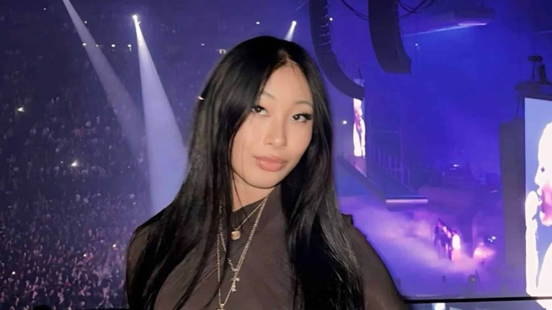 Jade Hallyday : elle pose en bikini rouge et ça ne plaît pas à de nombreux internautes