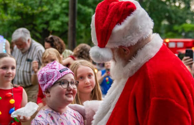 Atteinte d'un cancer en phase terminale à 9 ans, une petite fille célèbre Noël en juin grâce à ses voisins