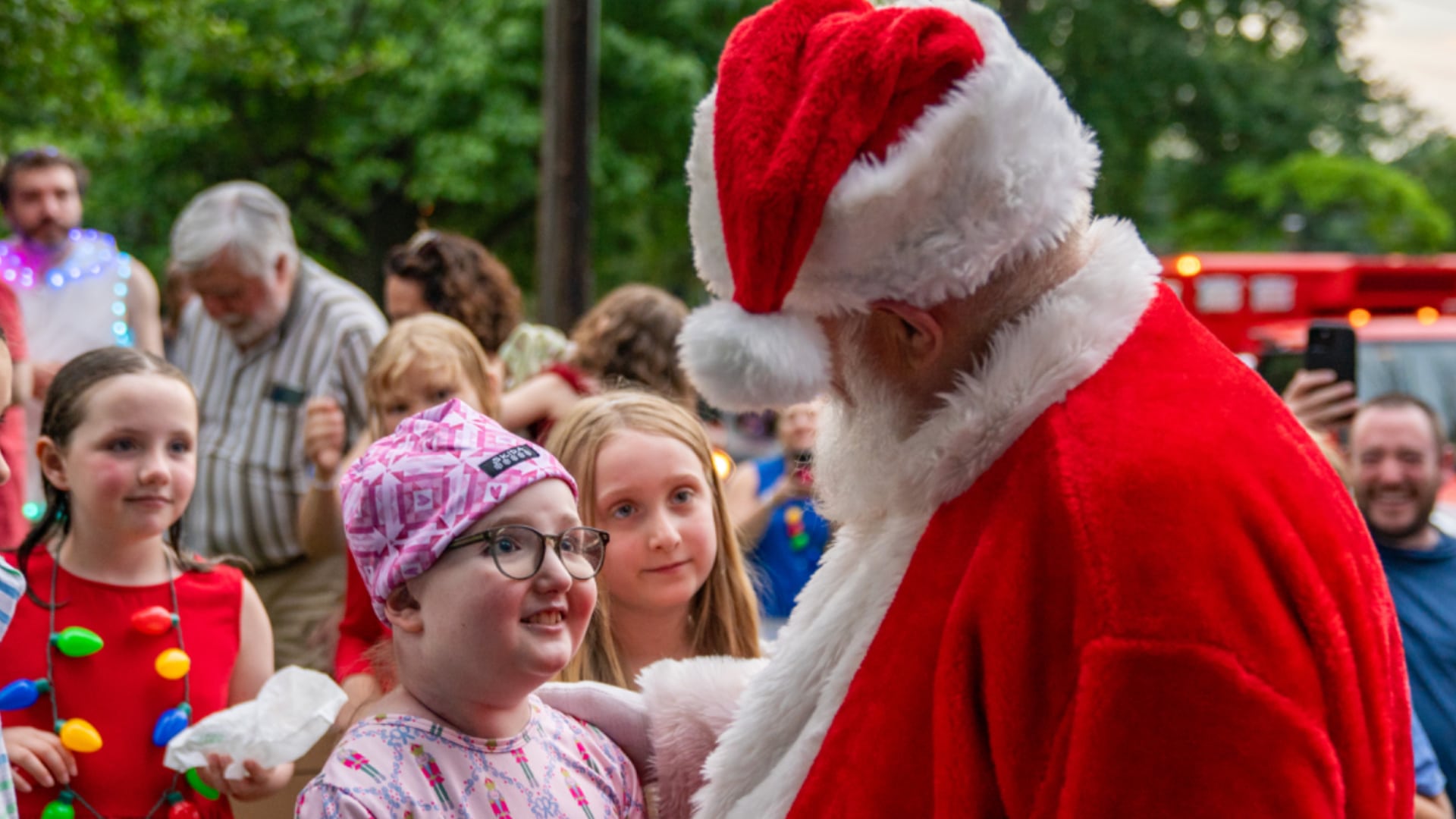 Atteinte d'un cancer en phase terminale à 9 ans, une petite fille célèbre Noël en juin grâce à ses voisins