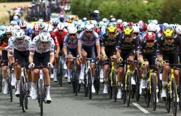 Tour de France : un homme avec un couteau fait irruption lors de l'étape Amiens-Rouen