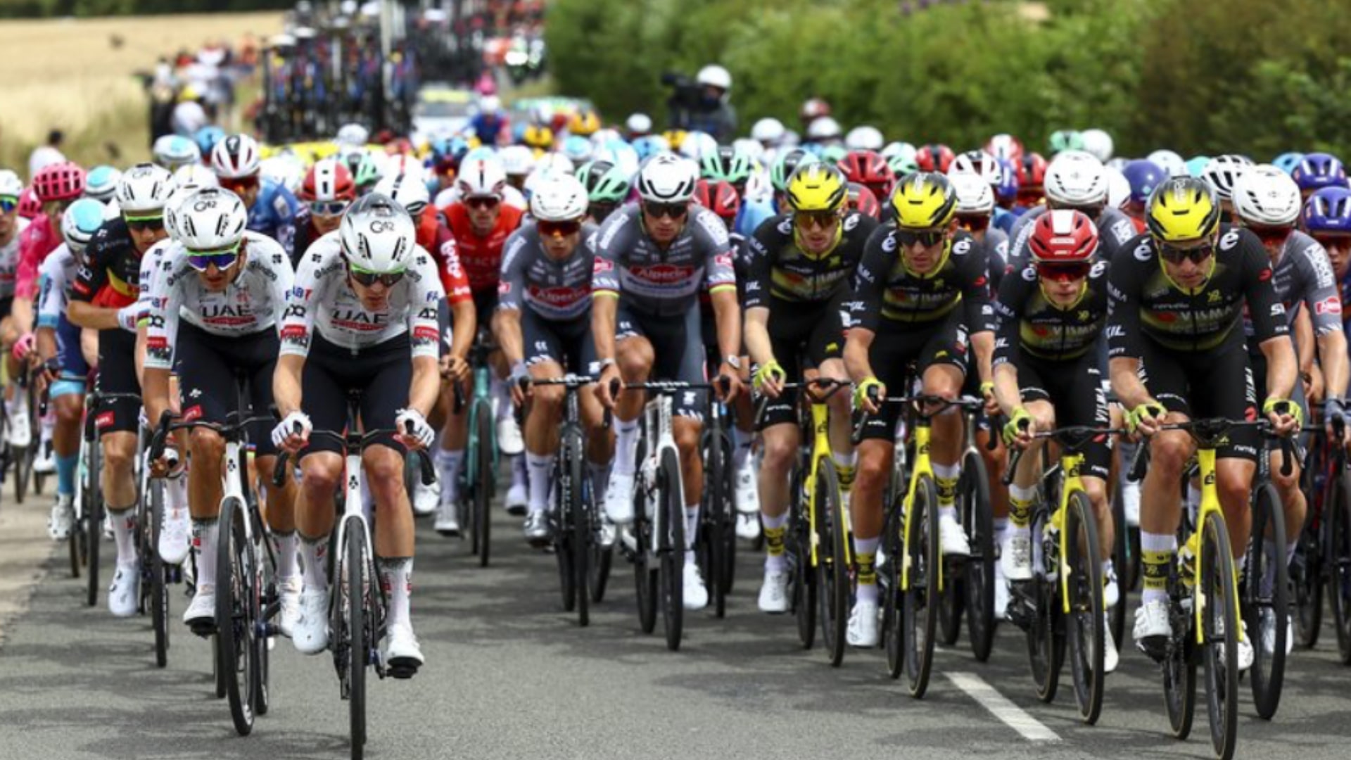 Tour de France : un homme avec un couteau fait irruption lors de l'étape Amiens-Rouen