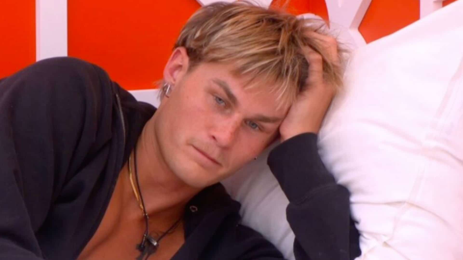 Secret Story : Adrien en larmes après sa ruture avec Pimprenelle, les internautes se moquent