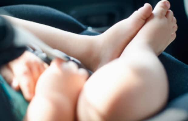 Canicule : un bébé de 6 mois perd la vie après avoir été oublié dans une voiture