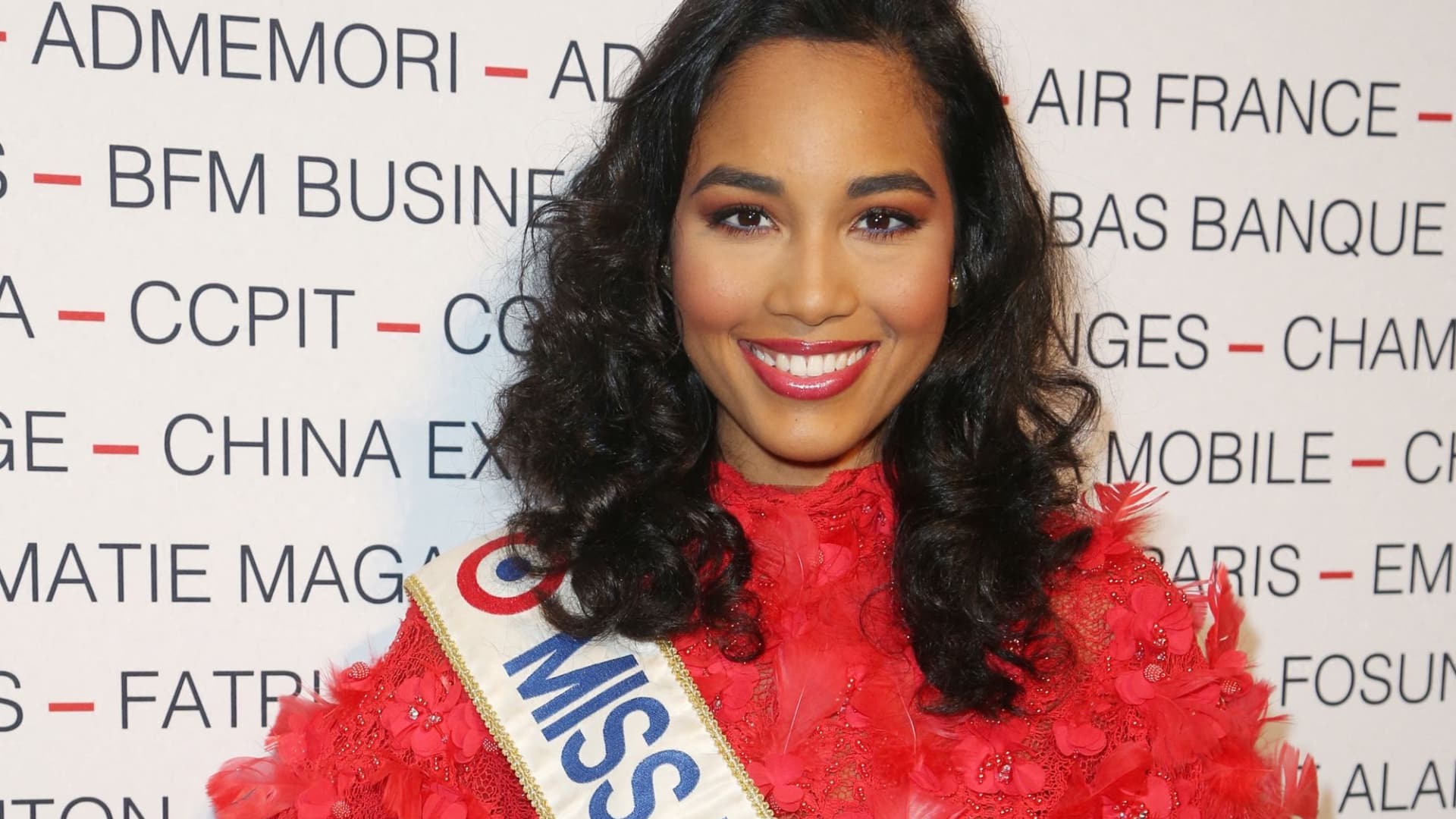 Clémence Botino : confondue avec d’autres Miss métisses, l’ex Miss France s’emballe