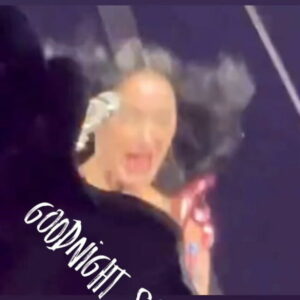 Katy Perry : elle échappe à une grosse chute en plein concert, les internautes inquiets