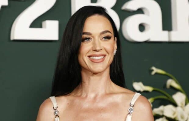 Katy Perry : elle échappe à une grosse chute en plein concert, les internautes inquiets