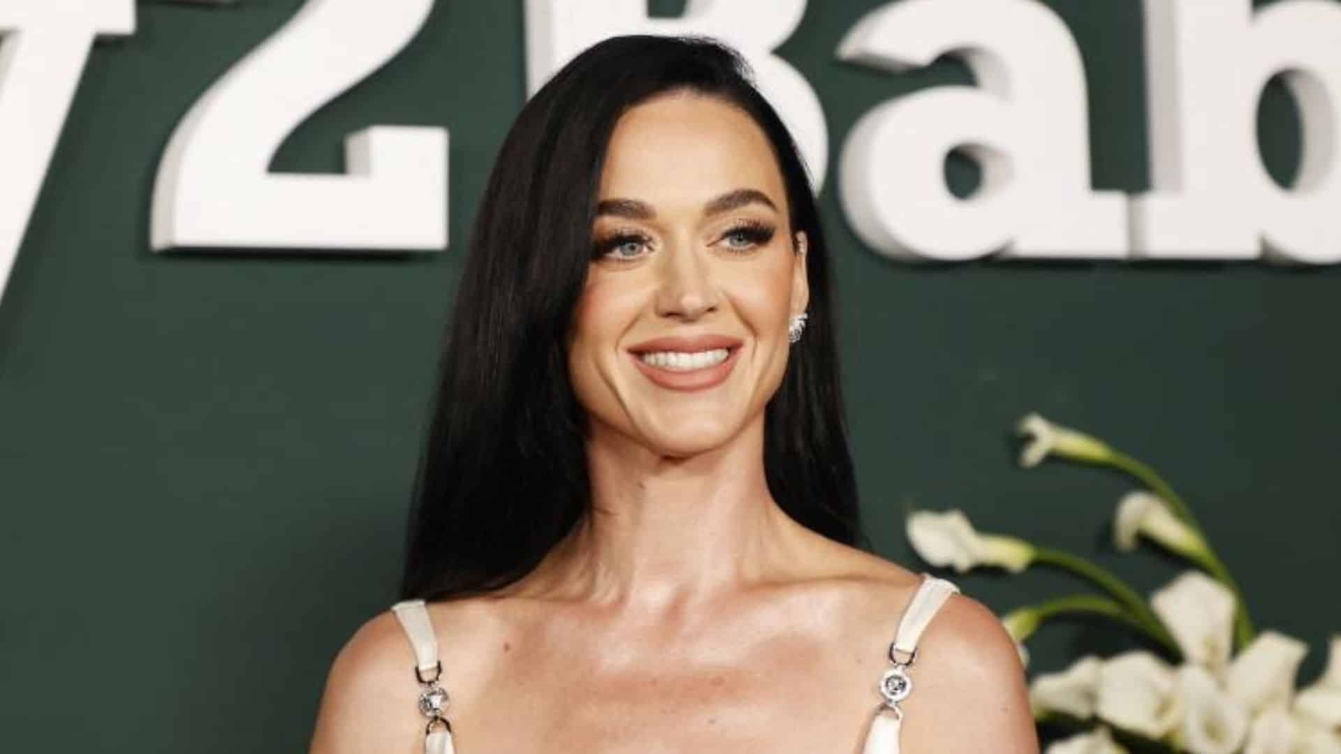 Katy Perry : elle échappe à une grosse chute en plein concert, les internautes inquiets